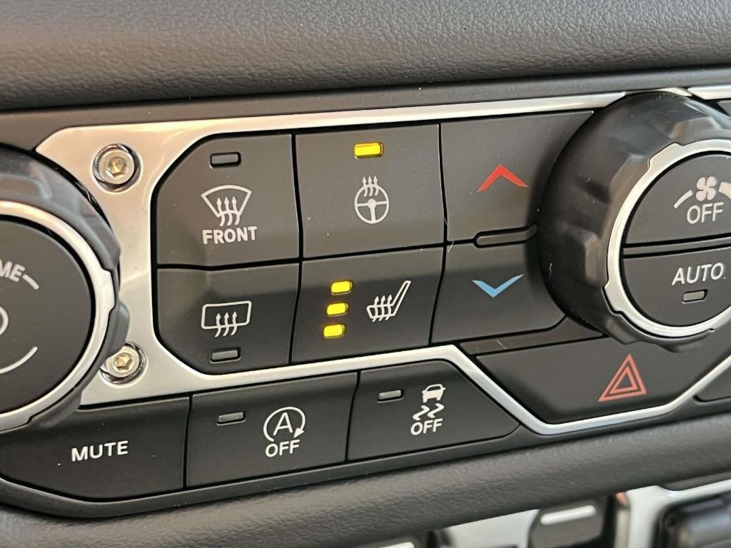 new 2025 Jeep Gladiator car, priced at $43,278