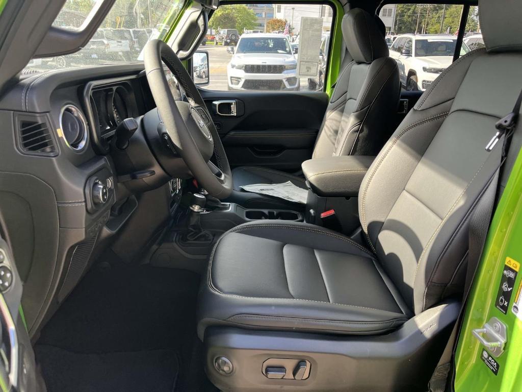 new 2025 Jeep Gladiator car, priced at $43,278