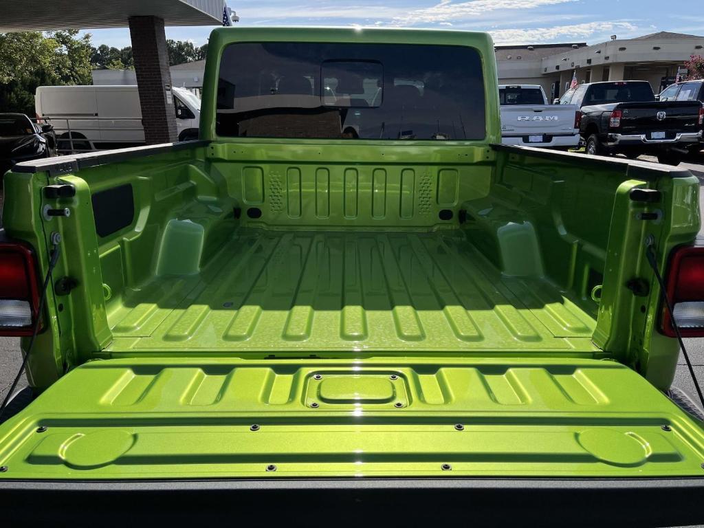 new 2025 Jeep Gladiator car, priced at $43,278