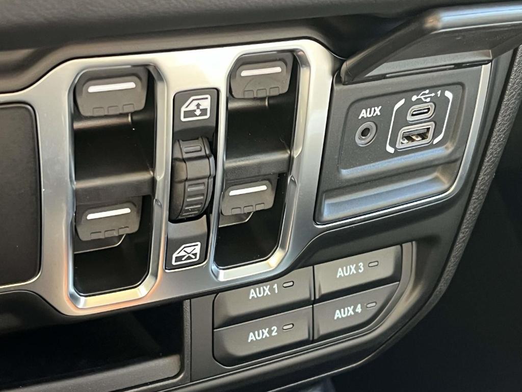 new 2025 Jeep Gladiator car, priced at $43,278