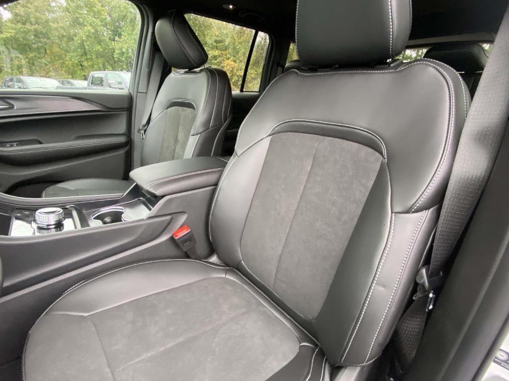 new 2025 Jeep Grand Cherokee car, priced at $43,076