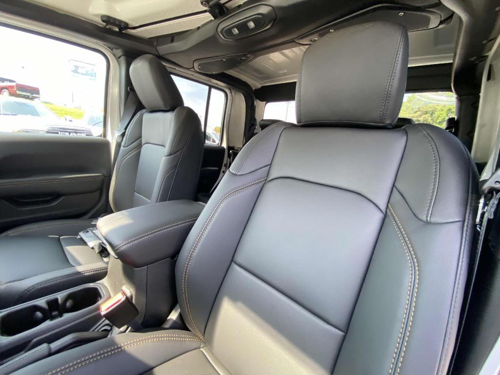 new 2025 Jeep Gladiator car, priced at $46,083