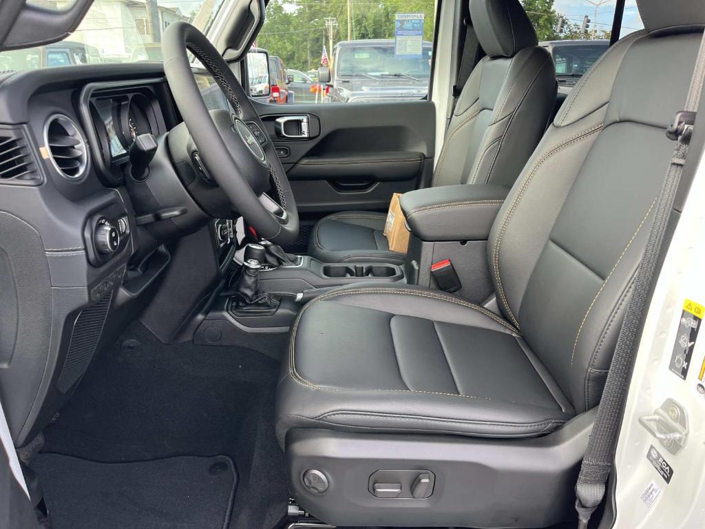 new 2025 Jeep Gladiator car, priced at $44,233