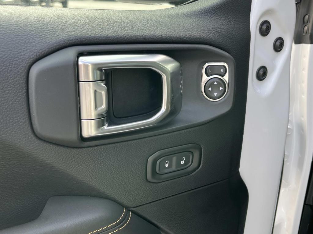 new 2025 Jeep Gladiator car, priced at $44,233
