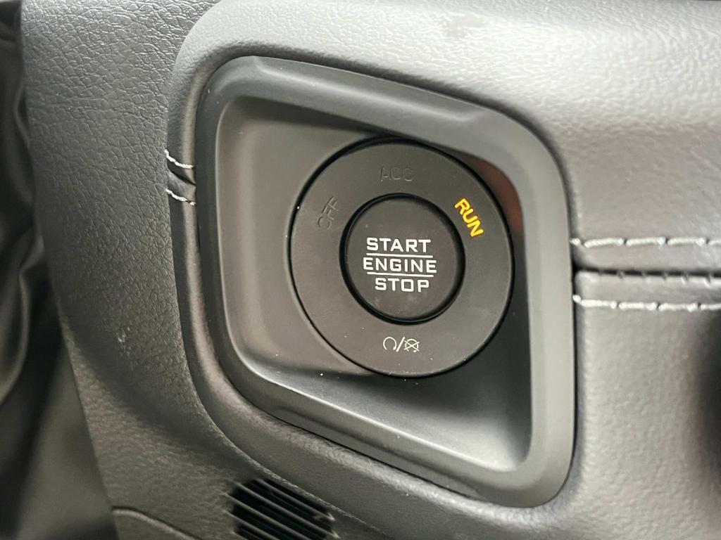 new 2025 Jeep Gladiator car, priced at $44,233