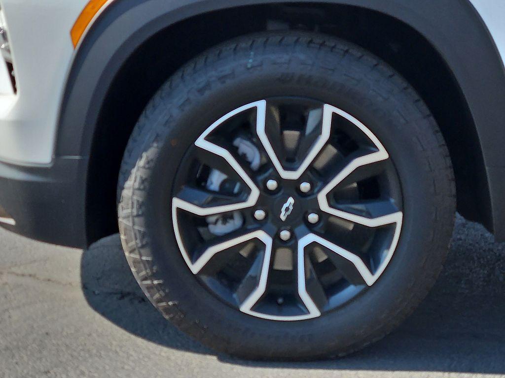 new 2025 Chevrolet TrailBlazer car, priced at $32,475