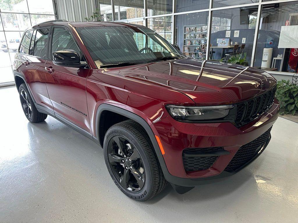 new 2025 Jeep Grand Cherokee car, priced at $49,370