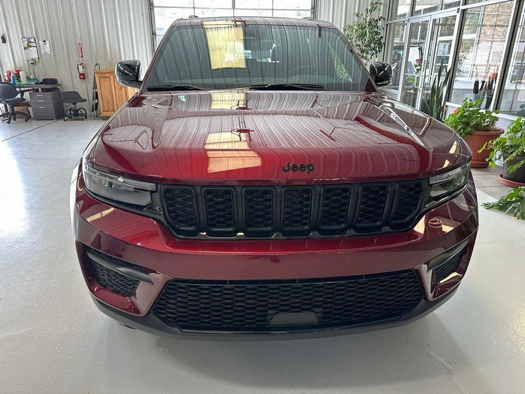 new 2025 Jeep Grand Cherokee car, priced at $49,370