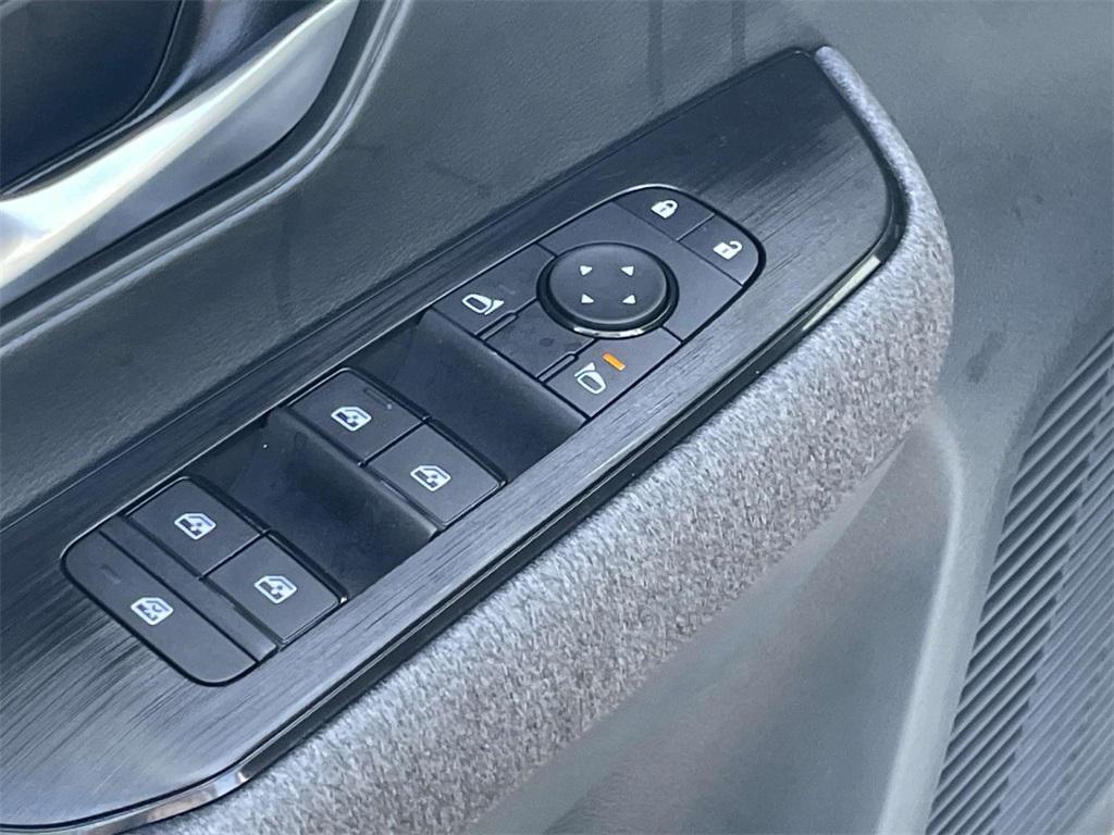 new 2025 Nissan Kicks car, priced at $23,031