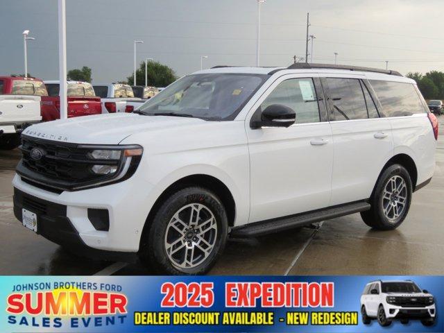 new 2025 Ford Expedition car, priced at $68,002