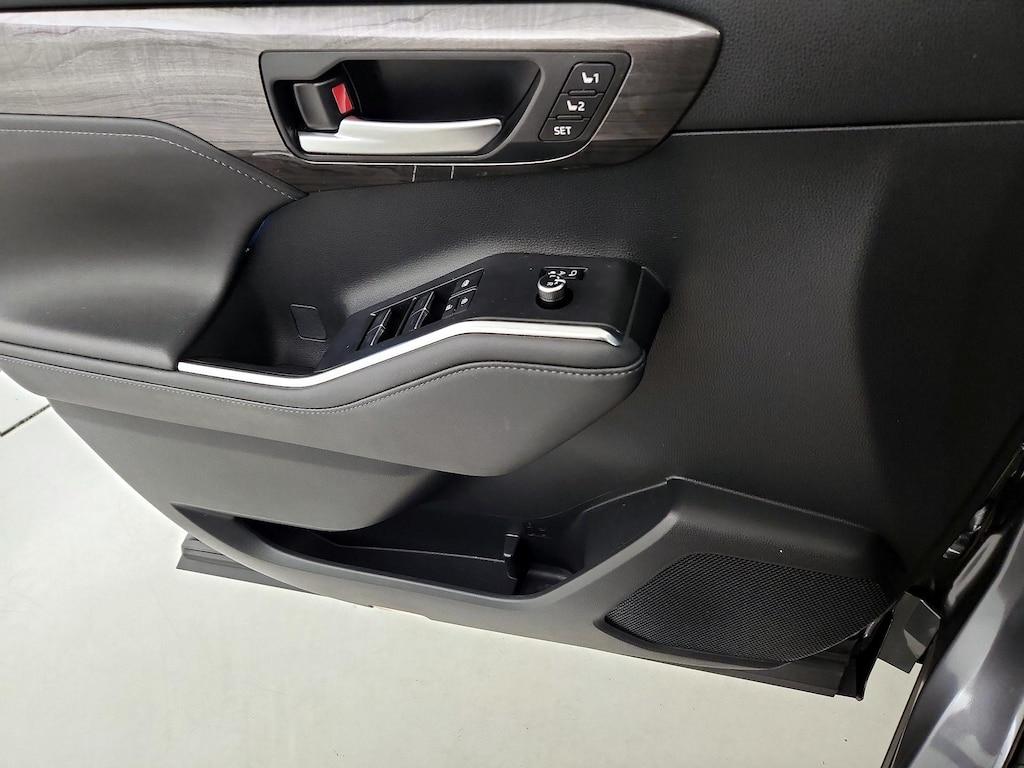 used 2024 Toyota Highlander Hybrid car, priced at $48,998