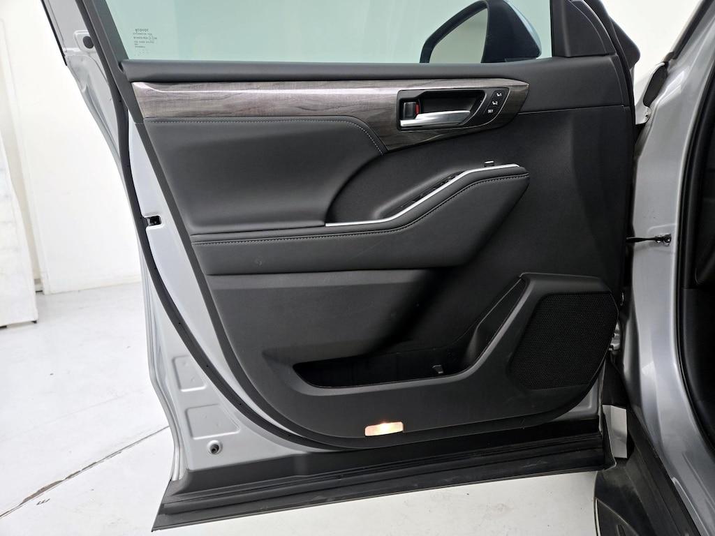 used 2023 Toyota Highlander Hybrid car, priced at $38,998