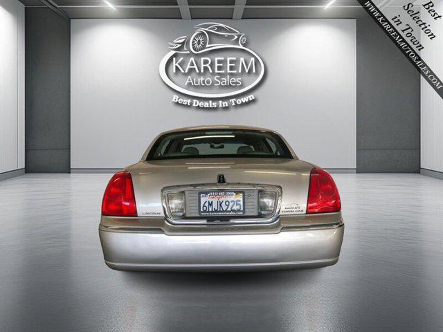 used 2009 Lincoln Town Car car, priced at $13,725