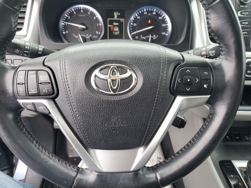 used 2015 Toyota Highlander car, priced at $13,900