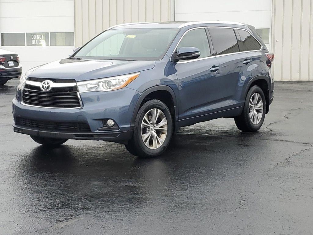 used 2015 Toyota Highlander car, priced at $13,900