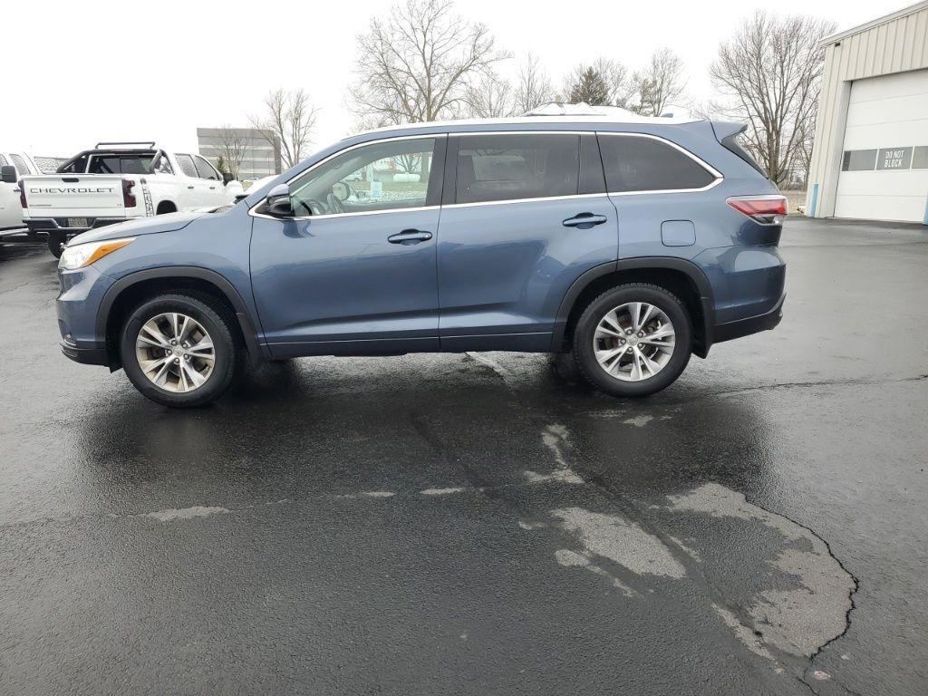 used 2015 Toyota Highlander car, priced at $13,900