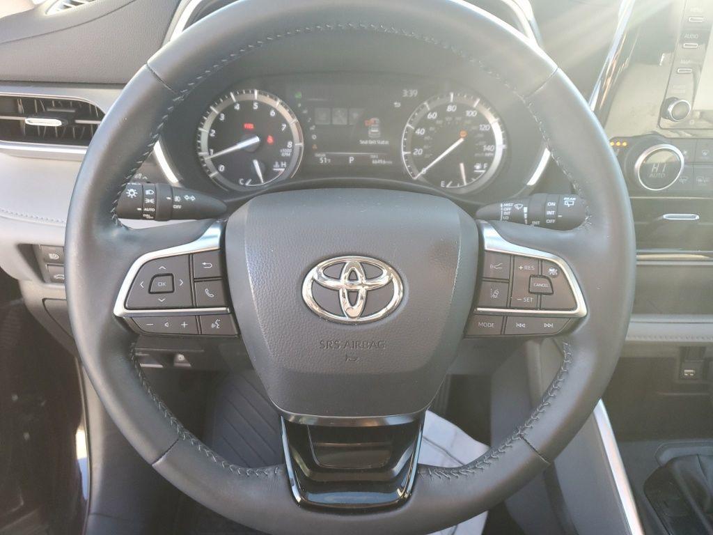 used 2021 Toyota Highlander car, priced at $28,500