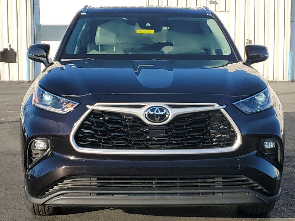 used 2021 Toyota Highlander car, priced at $28,500