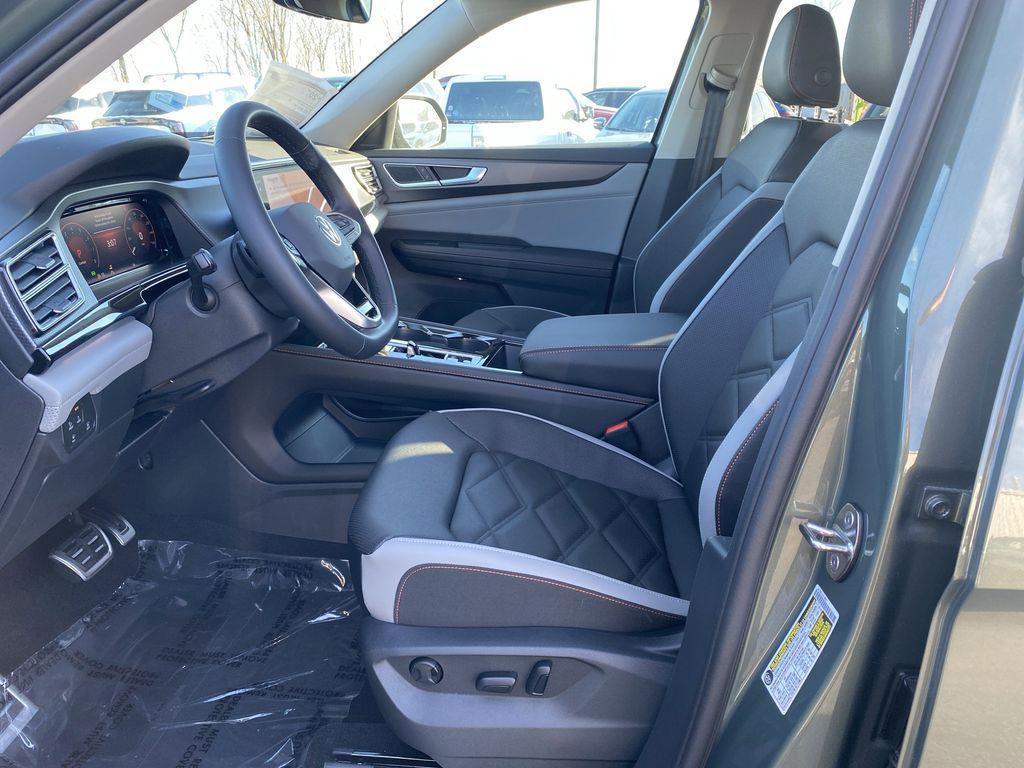 new 2025 Volkswagen Atlas car, priced at $40,800
