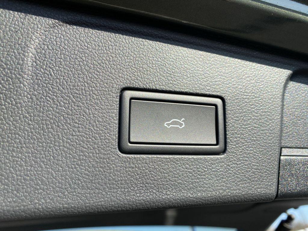 new 2025 Volkswagen Atlas car, priced at $40,800