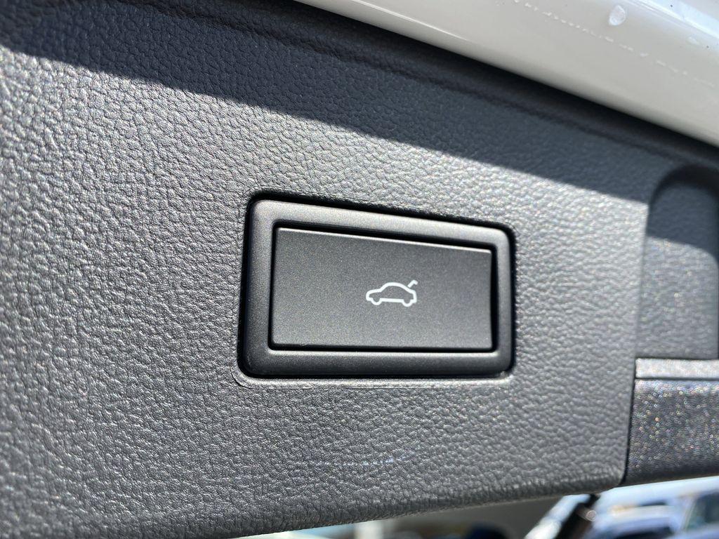 new 2025 Volkswagen Atlas car, priced at $40,800