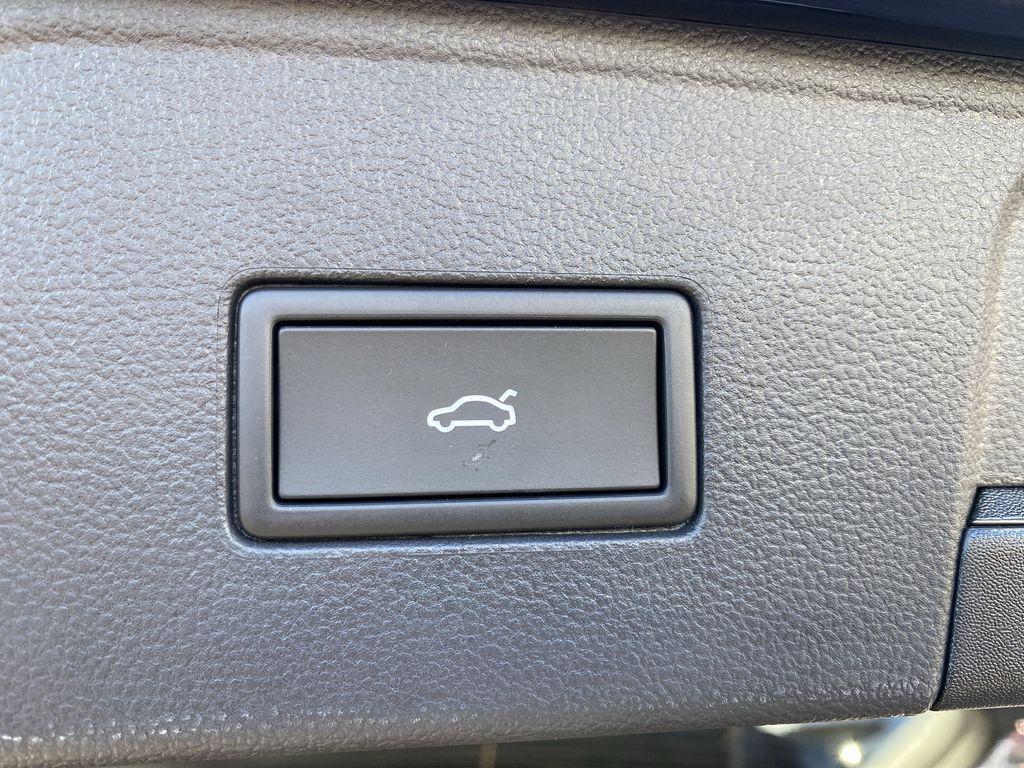 new 2025 Volkswagen Atlas car, priced at $40,800