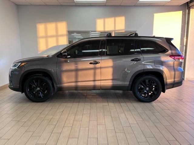 used 2019 Toyota Highlander car, priced at $25,653