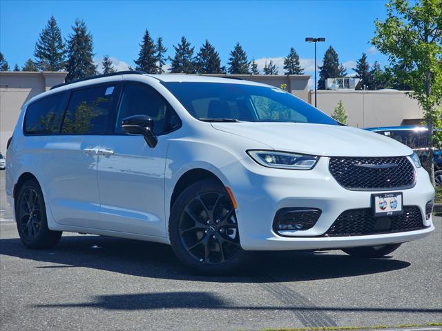 new 2024 Chrysler Pacifica car, priced at $46,685