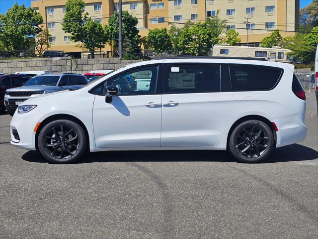 new 2024 Chrysler Pacifica car, priced at $46,685