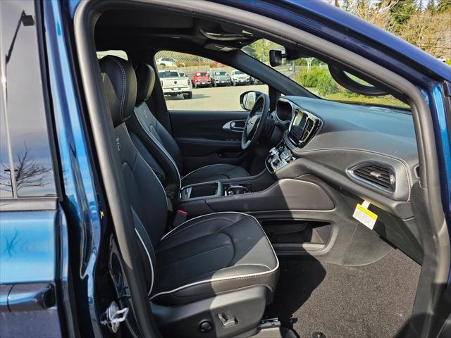 new 2025 Chrysler Pacifica Hybrid car, priced at $58,275