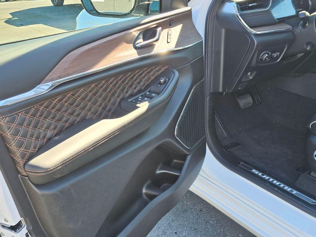 new 2025 Jeep Grand Cherokee car, priced at $51,528