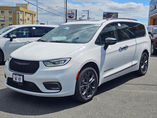 new 2024 Chrysler Pacifica car, priced at $45,180