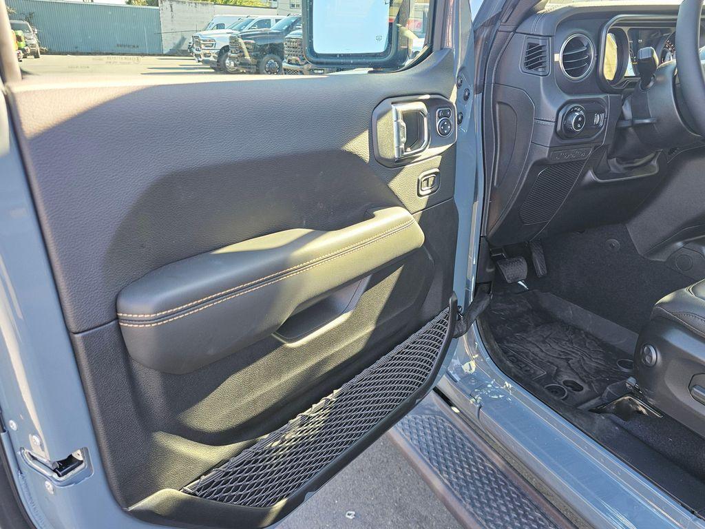 new 2025 Jeep Gladiator car, priced at $39,383