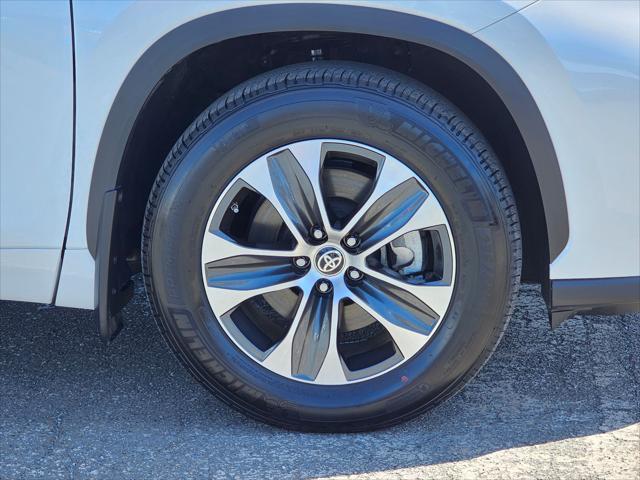 used 2022 Toyota Highlander car, priced at $40,575