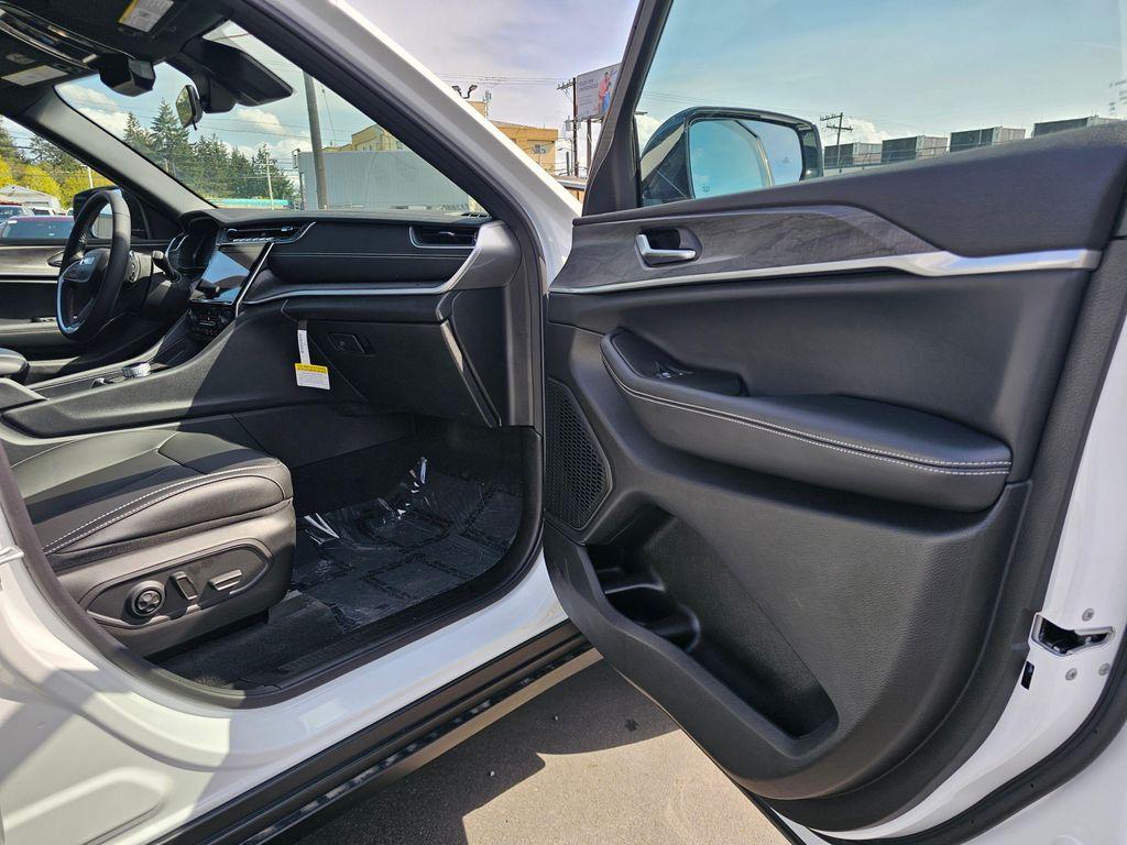 new 2025 Jeep Grand Cherokee car, priced at $44,685
