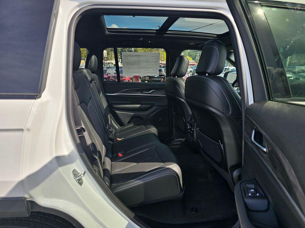 new 2025 Jeep Grand Cherokee car, priced at $44,685