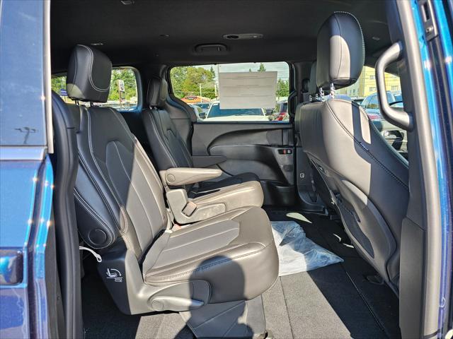 new 2025 Chrysler Pacifica car, priced at $44,965