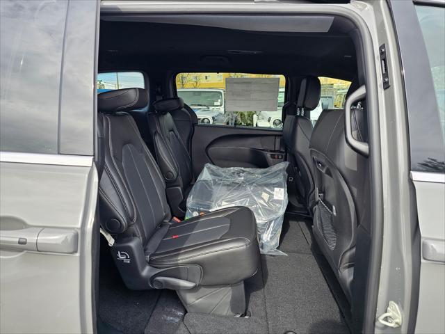 new 2025 Chrysler Pacifica car, priced at $39,640