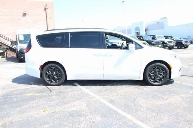 used 2021 Chrysler Pacifica Hybrid car, priced at $30,998