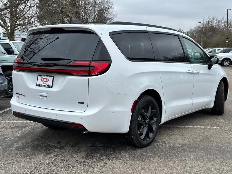 new 2024 Chrysler Pacifica car, priced at $52,576