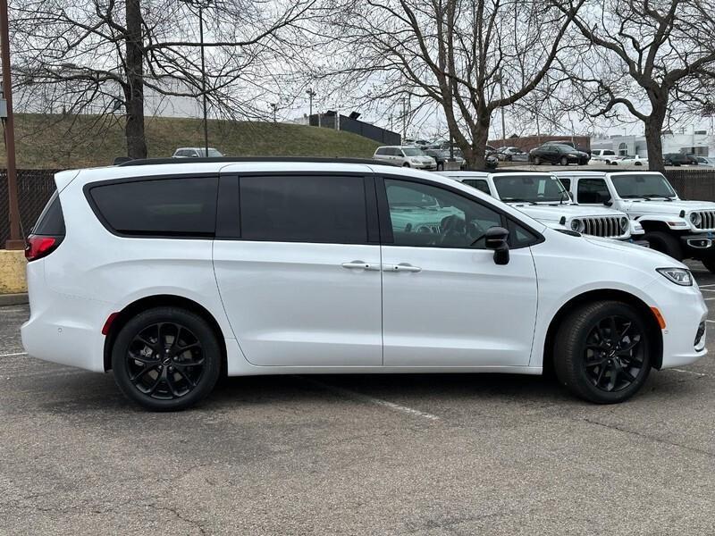 new 2024 Chrysler Pacifica car, priced at $52,576