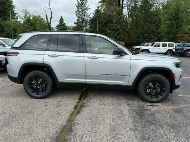 new 2024 Jeep Grand Cherokee car, priced at $40,755