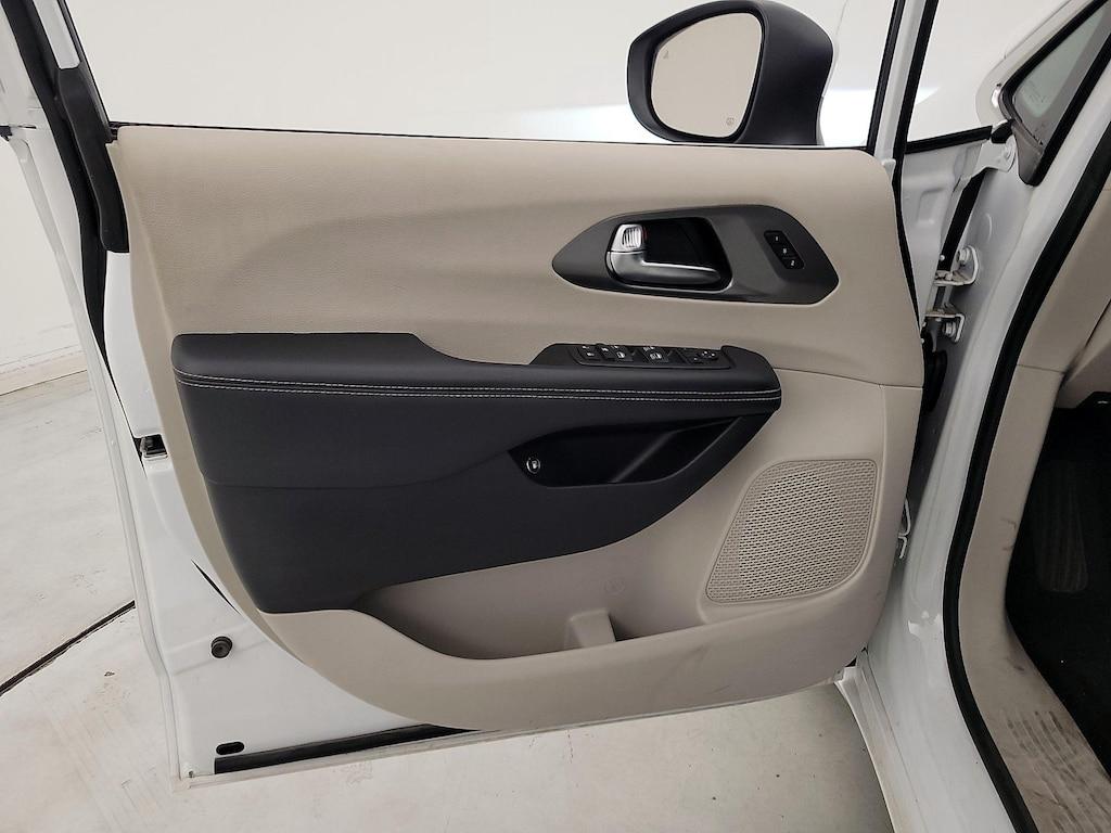 used 2023 Chrysler Pacifica Hybrid car, priced at $27,998