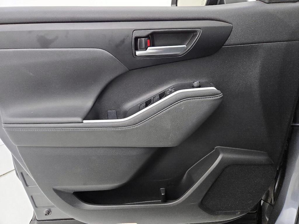 used 2023 Toyota Highlander car, priced at $39,998