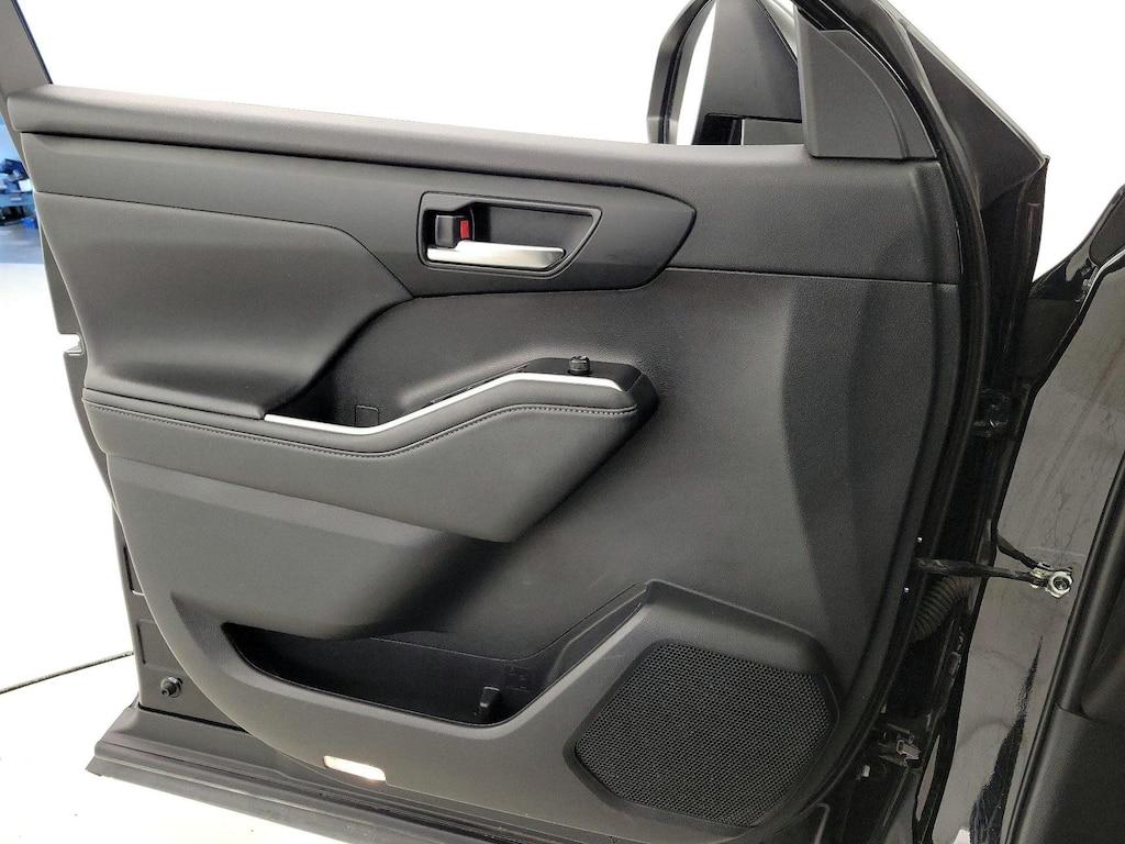 used 2022 Toyota Highlander car, priced at $35,998