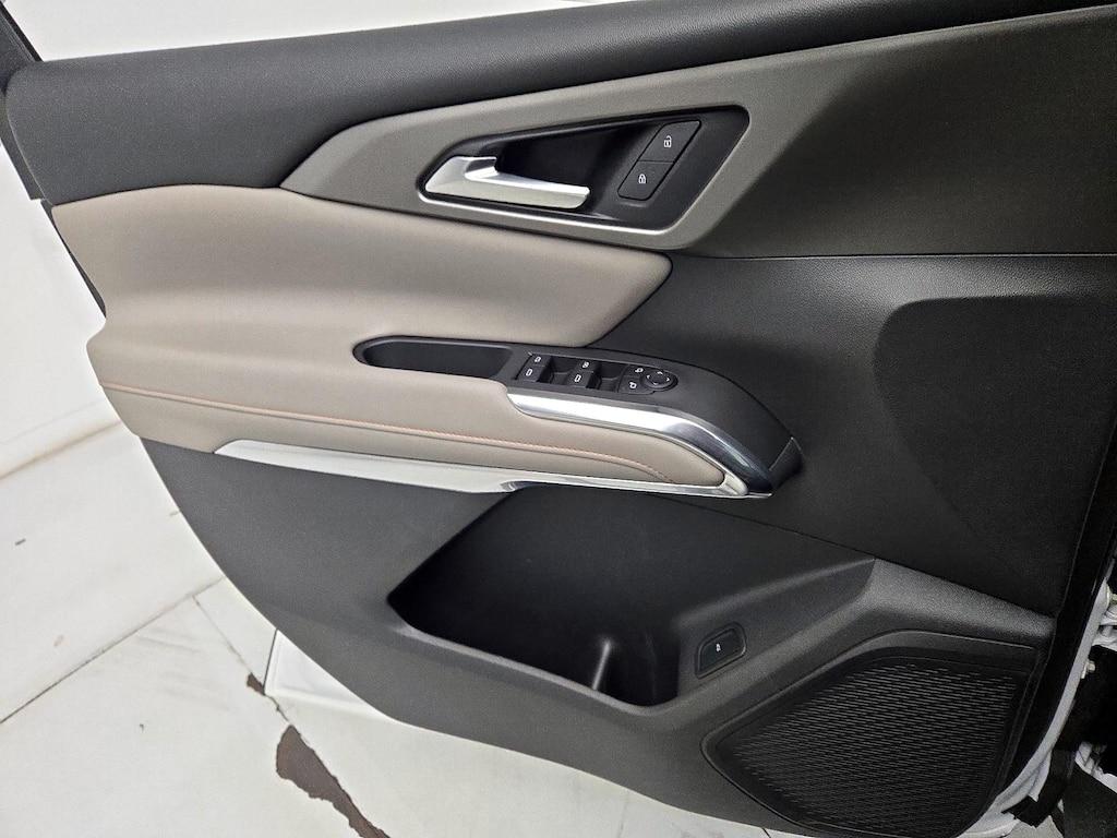 used 2025 Chevrolet Traverse car, priced at $40,998