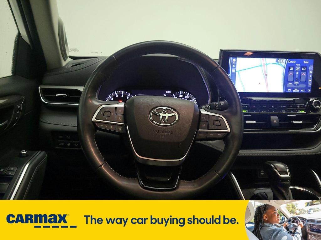 used 2022 Toyota Highlander car, priced at $39,998