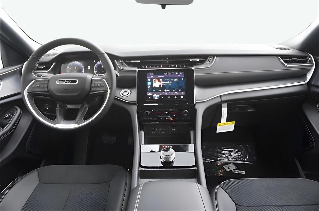 new 2025 Jeep Grand Cherokee car, priced at $47,675