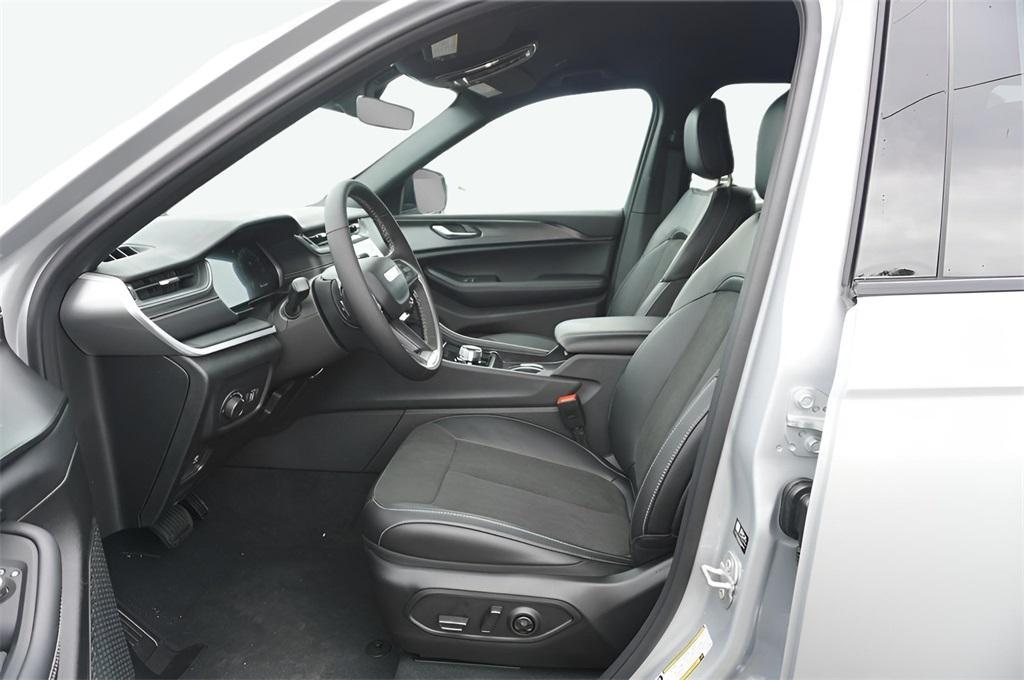 new 2025 Jeep Grand Cherokee car, priced at $48,870