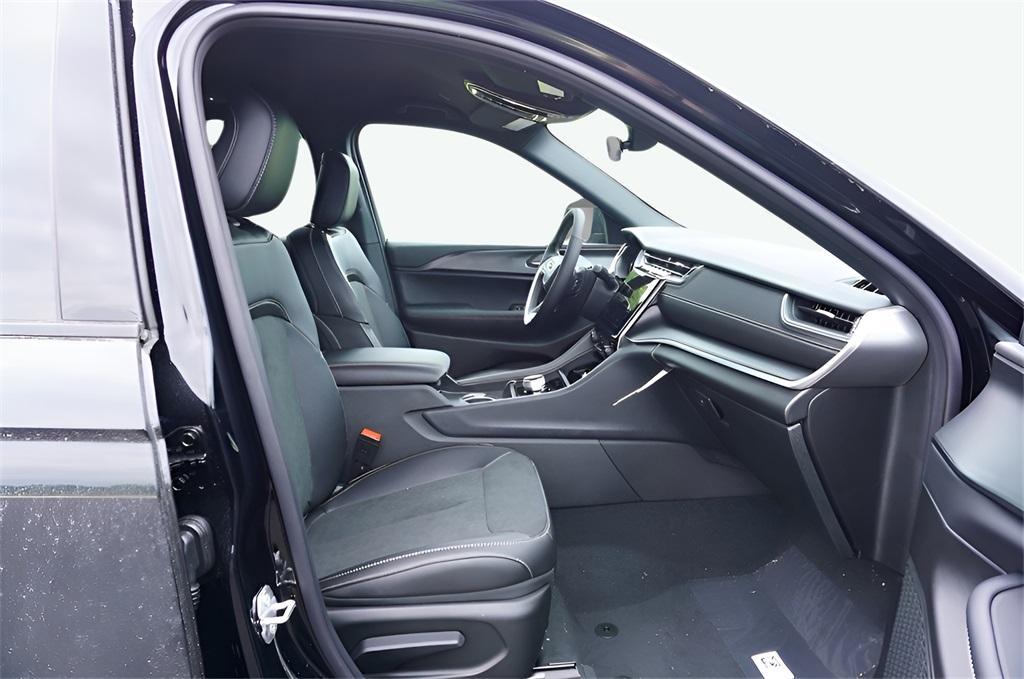new 2025 Jeep Grand Cherokee car, priced at $48,870